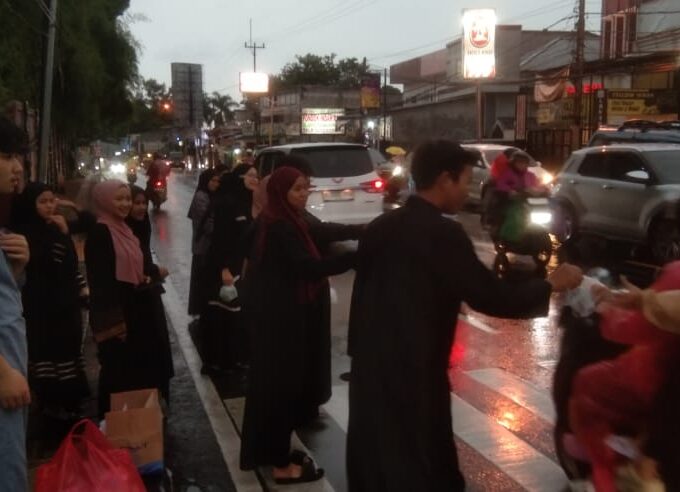 Peserta Didik PKBM Kuntum Melati Berbagi Takjil di Bulan Ramadan